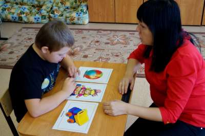 Дефектолог проводит обследование познавательной сферы ребенка